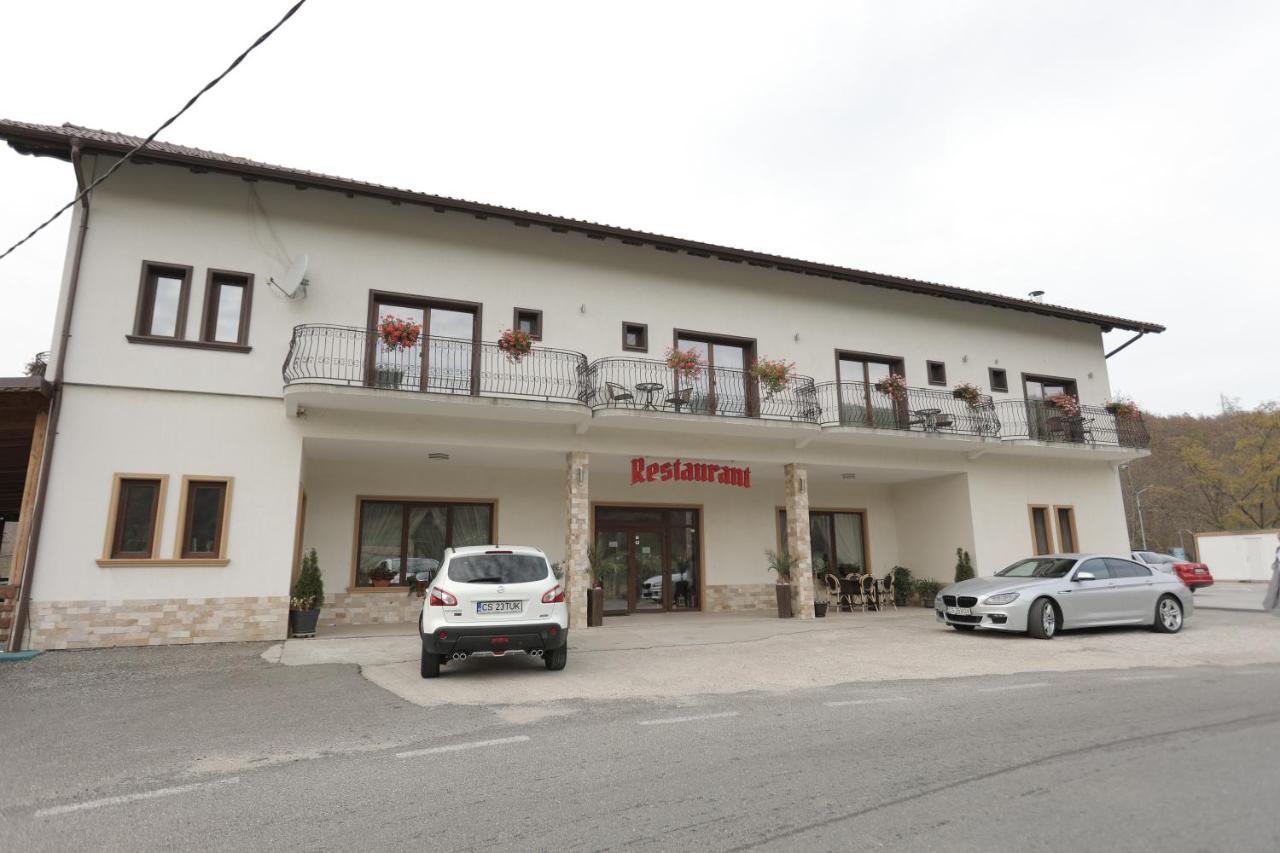 Pensiune Restaurant Liana Mehadija Exteriér fotografie